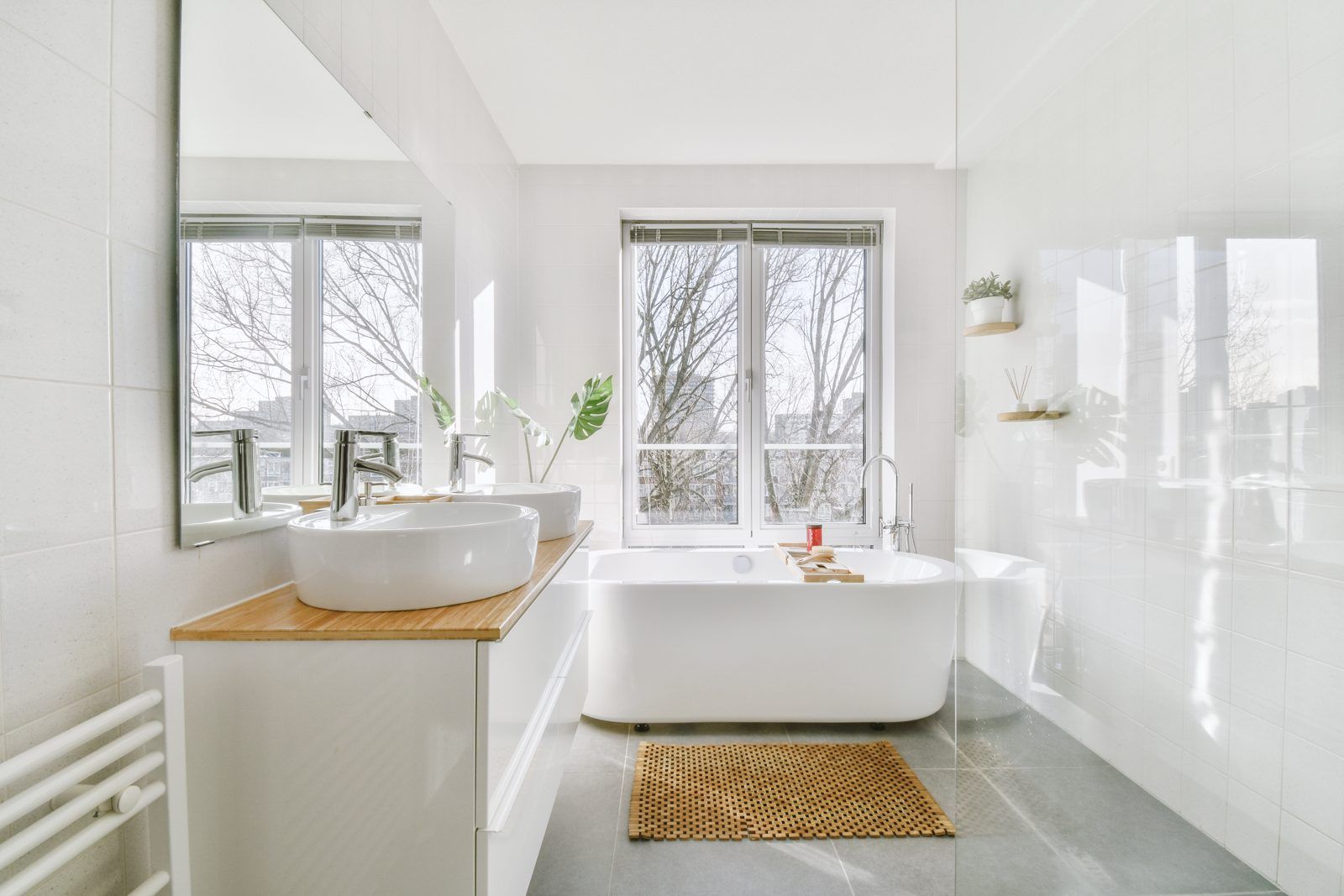 Baño con lavabo, espejo, bañera y ventana